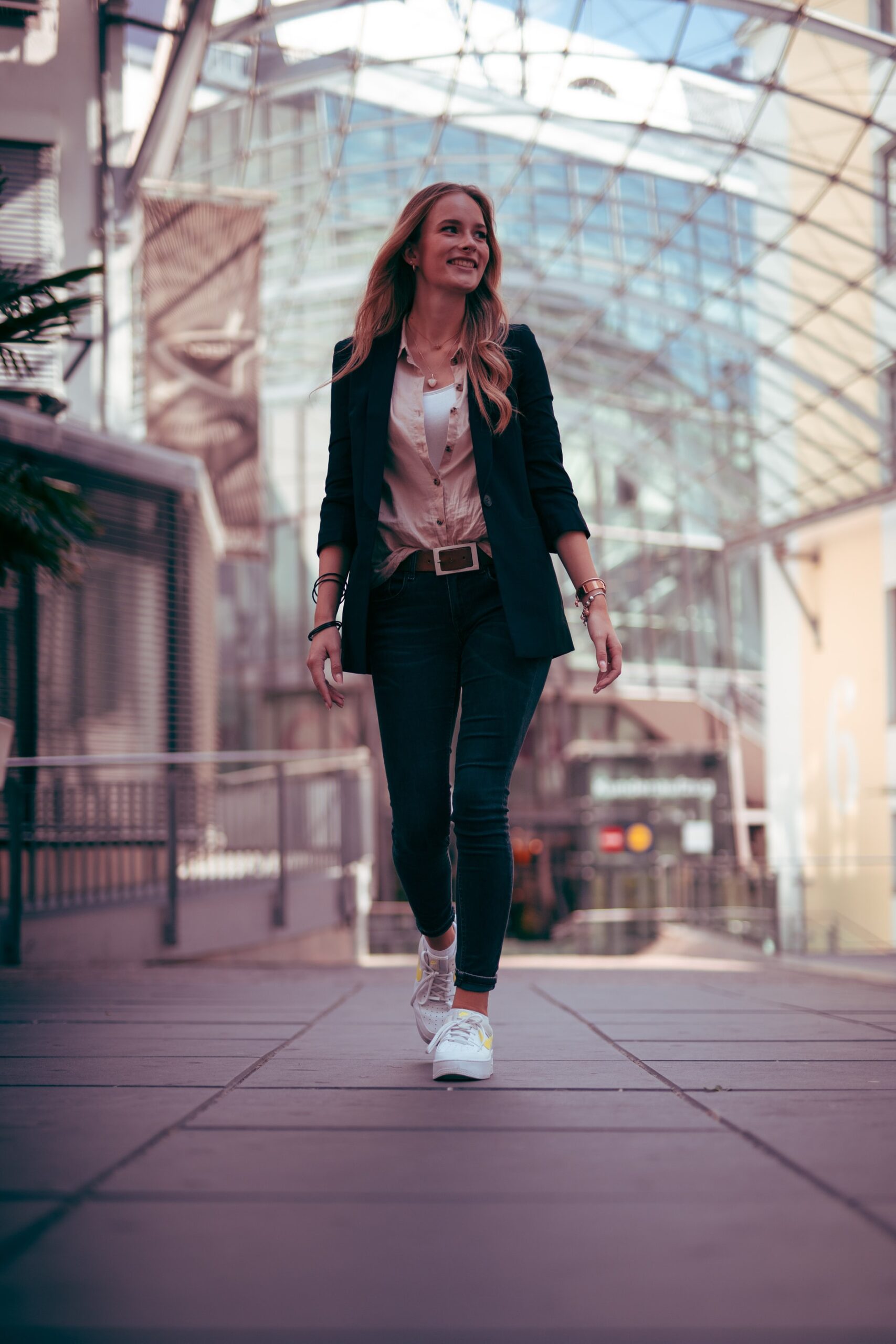 Üzleti öltözködés - egy elegáns, business ruházatot viselő hölgy látható a képen.